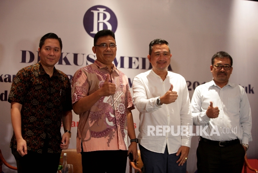 Pengamat Ekonomi Joshua Pardede, bersama Kepala Satuan Tugas Bank Indonesia untuk pertemuan Tahunan IMF-Bank Dunia 2018 Peter Jacobs, Direktur Eksekutif International NGO Forum on Indonesian Development (INFID) Sugeng Bahagijo, dan Ketua Gabungan Industri PariwisataIndonesia (GIPI) Bali Ida Bagus Agung Partha Adnyana (dari kiri). 