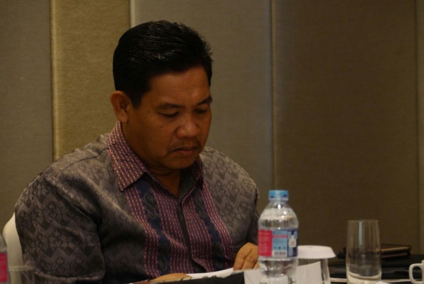 Pengamat ekonomi syariah Agustianto Mingka memberi pandangan dalam diskusi terfokus tentang uang digital di Cikini, Jakarta pada Kamis (25/1).