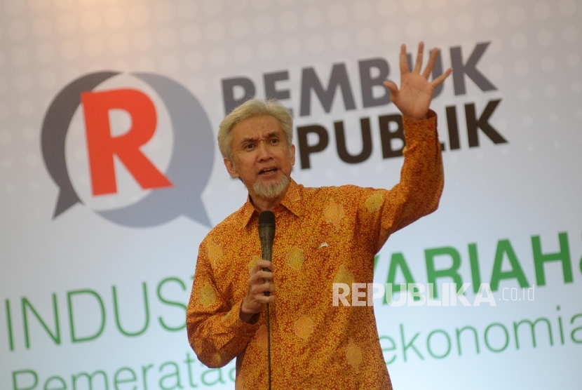 Pengamat Ekonomi Syariah sekaligus Presiden Direktur Karim Consulting Indonesia Adiwarman Karim menjadi pembicara dalam seminar Perbankan Syariah bertajuk Rembuk Republik, Jakarta, Kamis (5/10). 