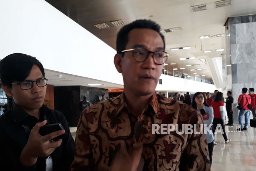 Pengamat Hukum Tata Negara Refly Harun saat diwawancarai di Kompleks Parlemen, Senayan, Jakarta pada Selasa (14/11).