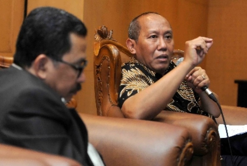 Pengamat LIPI Ikrar Nusa Bhakti (kanan) dan Wakil Ketua Badan Sosialisasi MPR-RI Zainud Tauhid Saadi (kiri) menjadi pembicara dalam dialog MPR-RI di Kompleks Parlemen, Jakarta, Senin (23/3). Dialog tersebut mengangkat tema Budaya Politik Dan Pengaruhnya Di