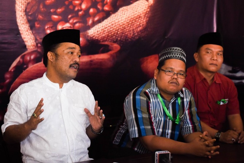 Pengamat NU Abdul Fatah (kiri) bersama Muktamirin asal Sumatera Utara Bekti Nasution (kedua kiri) dan Amran Saleh Siregar memberikan penjelasan kepada wartawan di Jombang, Jawa Timur, Senin (3/8). 