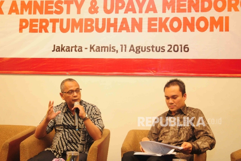 Pengamat Pajak, Darussalam (kiri) serta Direktur Direktorat Pengawas Bank 1 OJK, Defri Andri (kanan) menjadi pembicara dalam seminar Tax Amnesty dan Upaya Mendorong Pertumbuhan EKonomi di Jakarta, Kamis (11/8). (Republika/Agung Supriyanto)