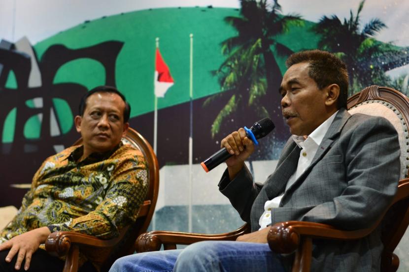 Pengamat politik dan sosial budaya, Agus Widjajanto (kanan).