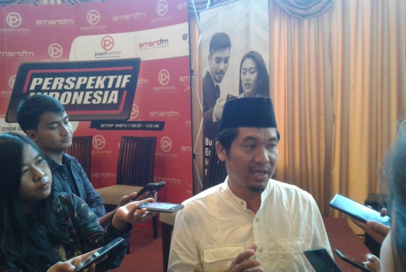 Pengamat politik Lingkar Madani, Ray Rangkuti, saat memberikan keterangan kepada wartawan di kawasan Menteng, Jakarta Pusat, Sabtu (27/10).