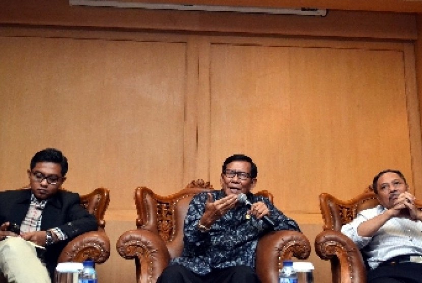 Pengamat politik LIPI Indria Samego (kiri).