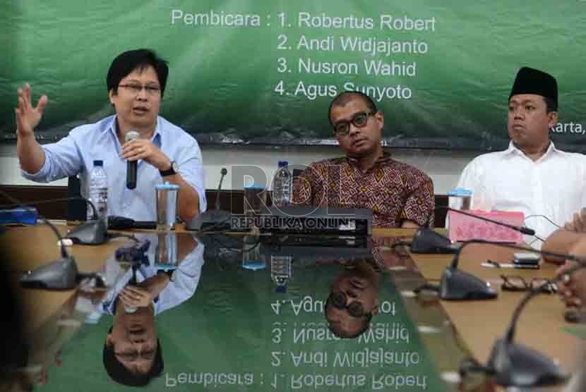 Pengamat Sosial Robertus Robert (kiri) Anggota tim transisi Jokowi-JK Andi Widjajanto (tengah) didampingi Ketua Umum GP Anshor Nusron Wahid (kanan) dan saat dialog bersama di Jakarta, Jumat (3/10). (Republika/Agung Supriyanto)