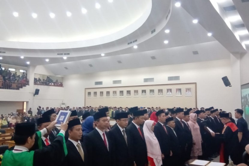 Pengambilan sumpah jabatan kepada 50 anggota DPRD Kabupaten Bekasi masa jabatan 2019-2024. Pengambilan sumpah jabatan dipimpin oleh Kepala Pengadilan Negeri Cikarang, I Gede Putu Astawa, Kamis (5/9).(Republika/Riza Wahyu Pratama)