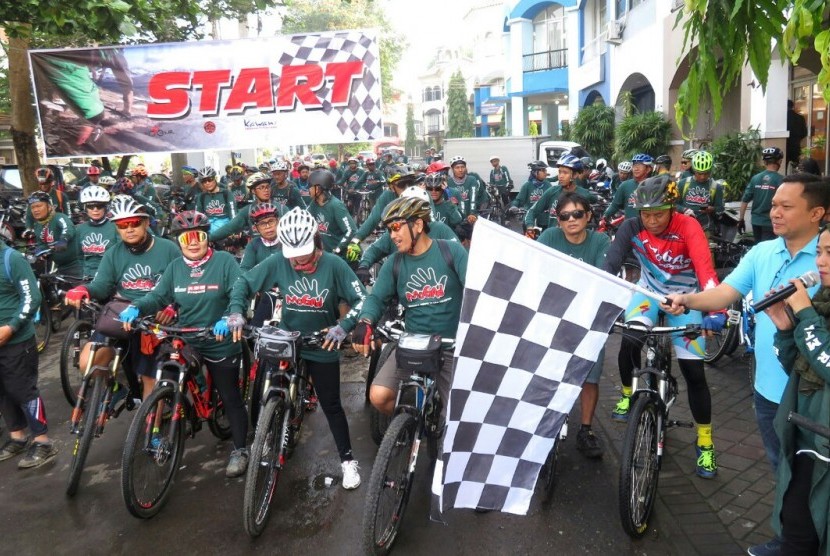 Pengangkatan bendera start ajang Mogad 5 di Surapati Core, Kota Bandung, Ahad (15/12). 