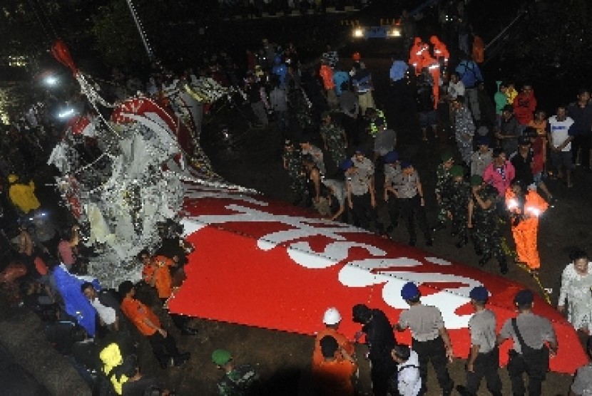 Pengangkatan ekor AirAsia QZ8501 di Pelabuhan Kumai, Ahad (12/1).