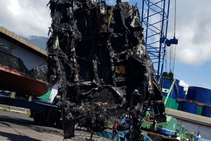 Pengangkatan kerangka kapal patroli KPLP yang terbakar di Terminal Peti Kemas Bitung, Sulawesi Utara, kemarin (20/2).