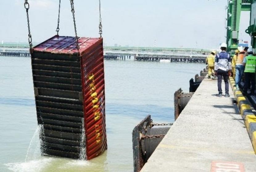 Pengangkatan kontainer dari Kapal MV. Mentari Crystal yang tenggelam di Dermaga Domestik Terminal Teluk Lamong pada (Ahad (15/11).