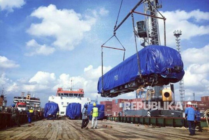 Pengangkatan trainset  kereta LRT di pelabuhan Tanjung Priok ke atas kapal LCT  Maritindo Perkasa 2 untuk selanjutnya diangkut berlayar menuju pelabuhan Boombaru Palembang.