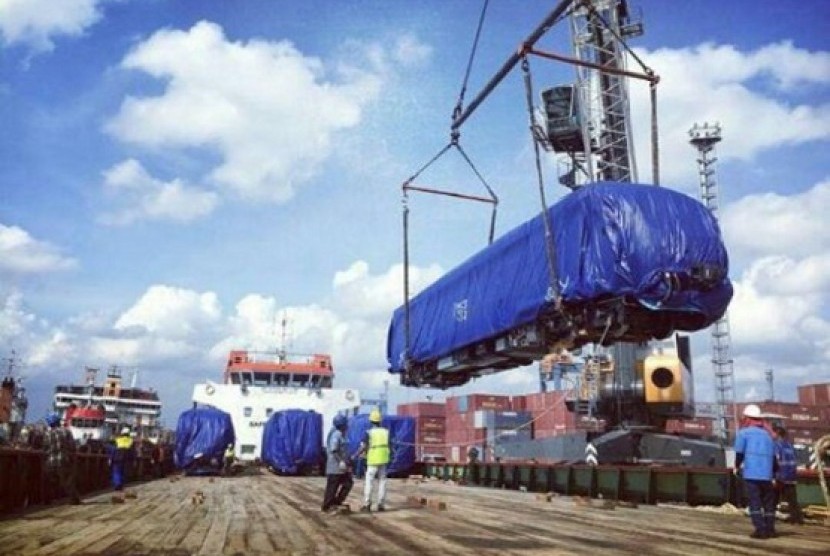 Pengangkatan trainset kereta LRT di Pelabuhan Tanjung Priok ke atas kapal LCT  Maritindo Perkasa 2 untuk selanjutnya diangkut berlayar menuju pelabuhan Boombaru Palembang