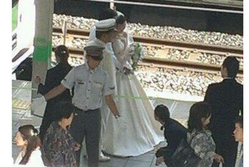 Pengantin merayakan pernikahan di jalur kereta api tersibuk di Tokyo