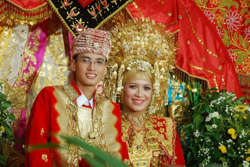 Pengantin Minangkabau menggunakan suntiang (ilustrasi).