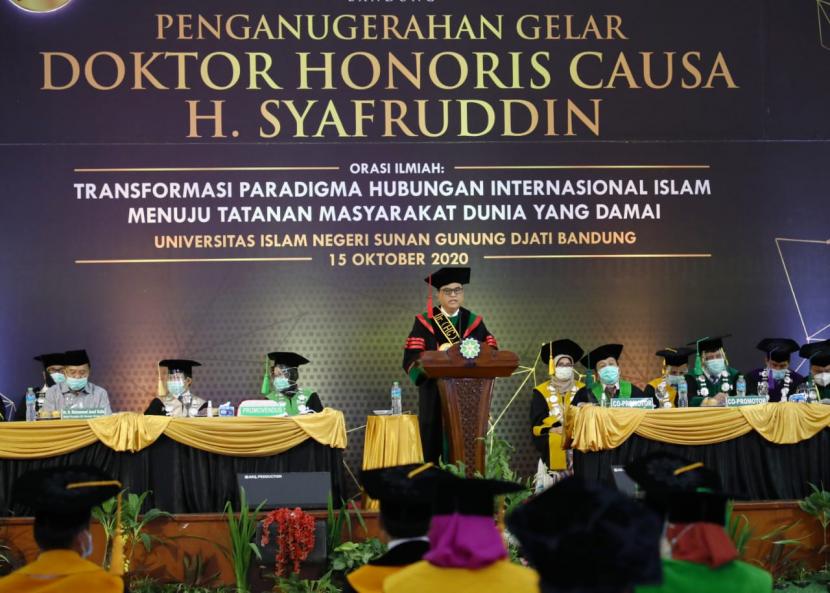 Penganugerahan gelar Doktor Honoris Causa UIN Sunan Gunung Djati kepada mantan Wakil Kapolri yang juga Wakil Ketua Umum Dewan Masjid Indonesia, Komjen (purn) Syafruddin, Kamis (15/10).