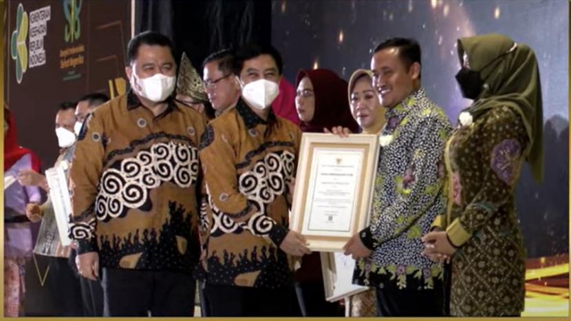 Penganugerahan Penghargaan Bidang Kesehatan Lingkungan sebagai rangkaian Peringatan Hari Kesehatan Nasional (HKN) yang ke-58 di tahun 2022, di Jakarta, Rabu (23/11/2022).