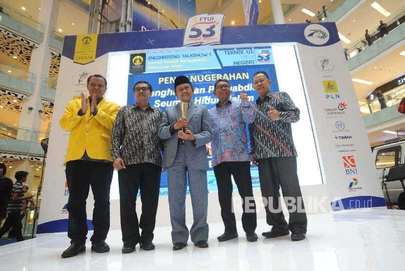Penganugrahan. Presiden Ke-3 RI, Prof Dr-Ing BJ Habibie (tengah) diberikan penganugrahan di acara 53 FTUI Untuk Negri di Gandaria City, Jakarta, Sabtu (28/10).