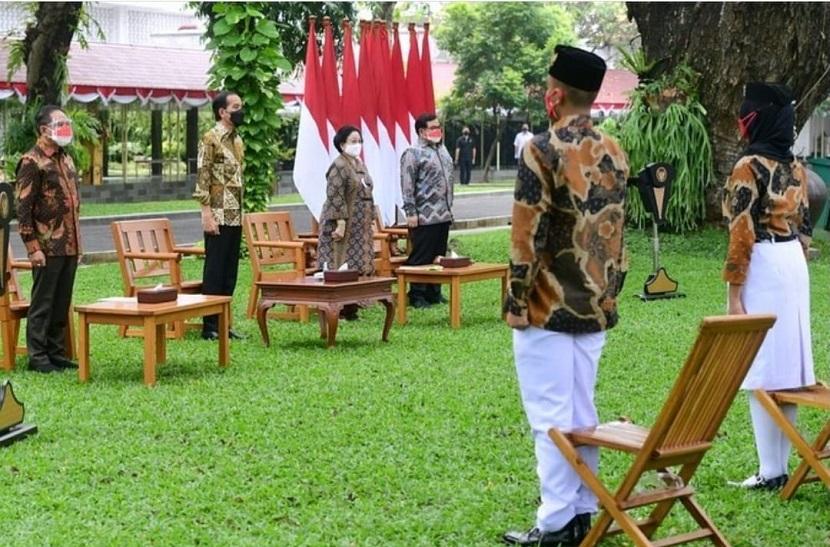 Pengarahan kepada para Purna Paskibraka tahun 2021 yang juga ditetapkan menjadi Duta Pancasila di halaman tengah Istana Merdeka, Jakarta, Rabu (18/8).