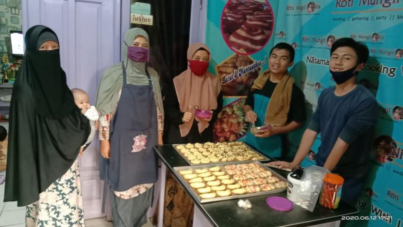 Pengasuh di Mahad Askar Kauny Al-Madani mengajak perwakilan santrinya untuk belajar berbisnis roti. Bekerjasama dengan pabrik roti mungil Nita Jakarta, santri dan pengasuh mahad belajar membuat roti sekaligus peluang bisnis kuliner.