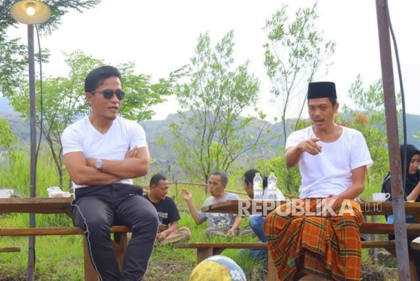 Pengasuh Pesantren Bina Insan Mulia KH Imam Jazuli (kanan) dan Gus Miftah (kiri) sedang berbincang