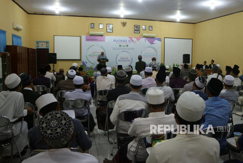 Pengasuh Pesantren Salafiyah Syafi’iyyah, KH. Ach. Azaim Dzofier Ibrahimy beri sambutan pada Bahtsul Masail soal Dana Haji. 