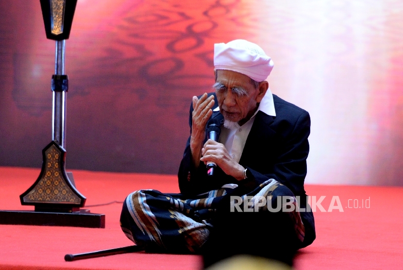 Pengasuh Pondok Pesantren Al Anwar, KH Maimoen Zubair memimpin doa saat Halaqah Nasional Alim Ulama di Jakarta, Kamis (13/7) malam