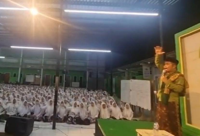 Pengasuh Pondok Pesantren API Tegalrejo, Magelang, KH Chudlori Muhammad Yusuf,