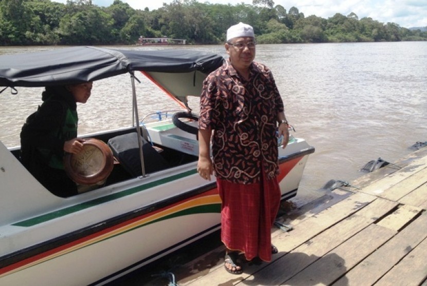 Pengasuh Pondok Pesantren Assalam Arya Kemuning KH Arief Heri Setyawan turun dari longboat menuju Kampung Lutan.