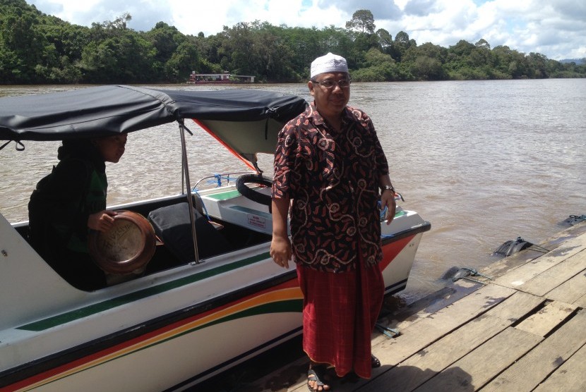 Pengasuh Pondok Pesantren Assalam Ustaz Arief Heri Setyawan turun dari speedboat dalam kegiatan safari dakwah di Kampung Datah Bilang, Long Hubung, Mahakam Ulu.