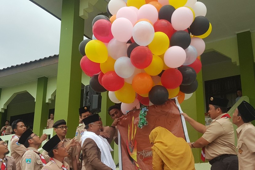 Pengasuh Pondok Pesantren Daar el-Qolam, KH Ahmad Syahiduddin membuka jambore antarpesantren se-Jawa dan Sumatera, Senin (15/1). 