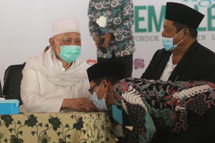Pengasuh pondok pesantren Lirboyo KH Anwar Mansur (kiri) berjabat tangan dengan alumni santri di Kota Kediri, Jawa Timur, Kamis (7/10/2021).