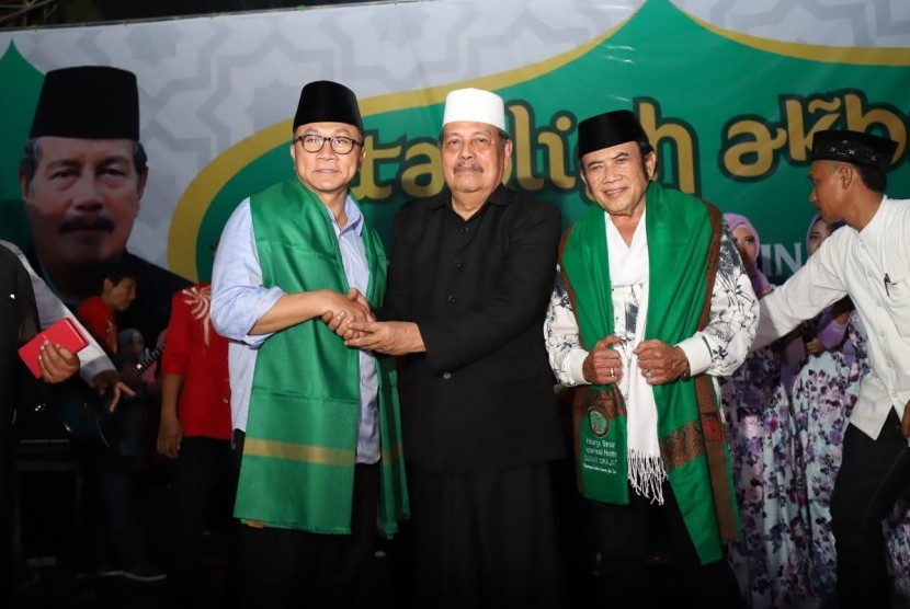 Pengasuh Pondok Pesantren Sunan Dradjat Lamongan KH Abdul Ghofur mengangkat Zulkifli Hasan dan Rhoma Irama sebagai Keluarga Besar Pesantren Sunan Dradjat, Senin (29/1).