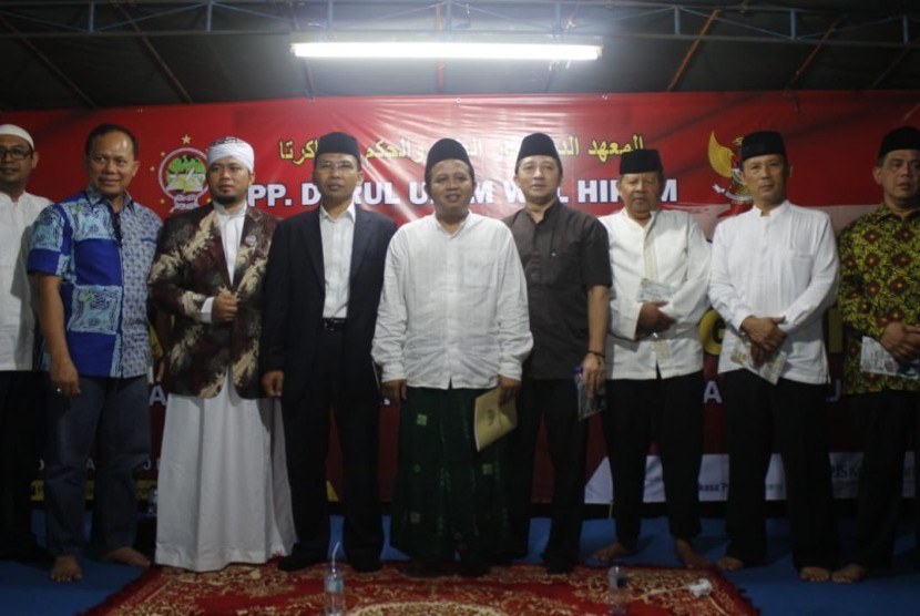Pengasuh Ponpes Dawam Yogyakarta, Gus Ut, bersama para tamu undangan.