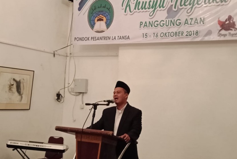 Pengasuh Ponpes La Tansa, Lebak, Banten, KH Adrian Mafatihullah Kariem MA memberikan kata sambutan pada acara pentas drama Teater La Tansa yang bertajuk Panggung Azan Khusyu' Negeriku.