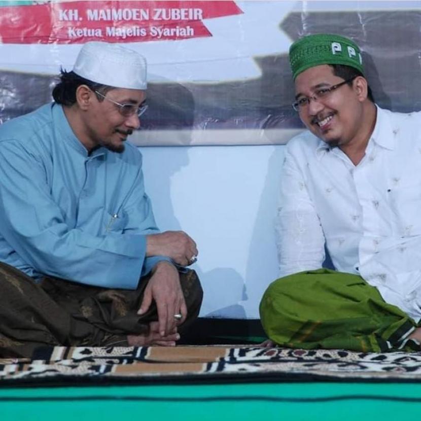 Pengasuh Ponpes Ribath Nurul Anwar, Kabupaten Serang, Jawa Tengah, KH Wafi Maimun Zubair atau Gus Wafi (kanan).