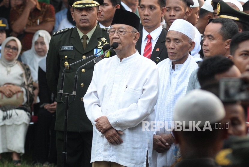 Pengasuh Ponpes Tebu Ireng KH. Solahuddin Wahid hadir dalam pemakaman Almarhum KH. Hasyim Muzadi di komplek Pondok Pesantren Al-Hikam, Depok, Jabar, Kamis (16/3).
