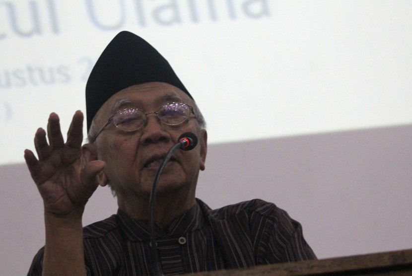 Pengasuh Ponpes Tebuireng KH Salahuddin Wahid memberikan keterangan media di Jombang, Jawa Timur, Rabu (5/8).