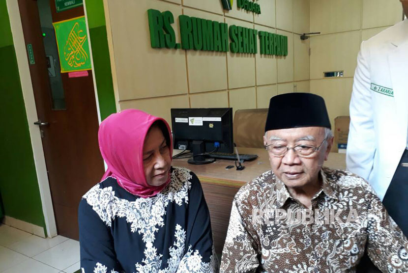 Pengasuh Ponpes Tebuireng Salahuddin Wahid atau Gus Sholah bersama istri kunjungi Rumah Sehat Dompet Dhuafa, Kamis (20/4). 