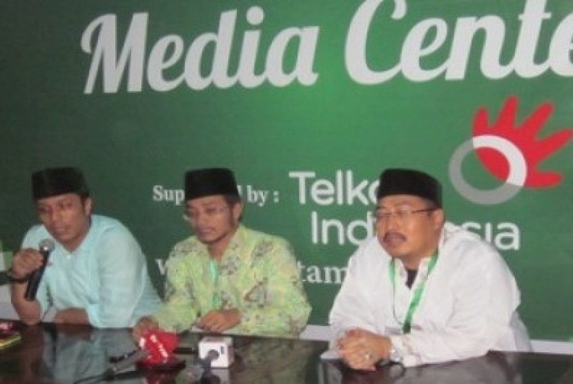 Pengasuh PP Denanyar Kabupaten Jombang KH Abdussalam Sohib (tengah)