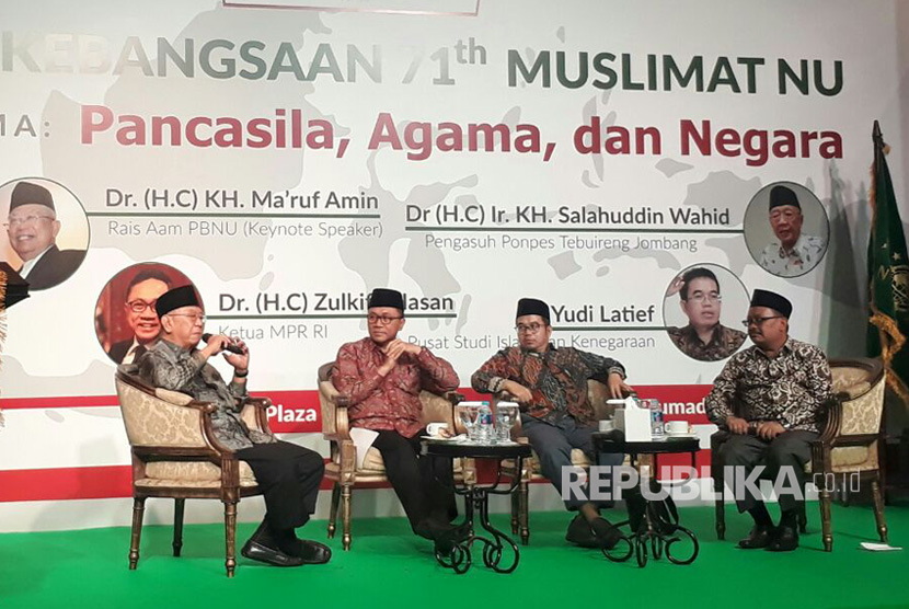 Pengasuh PP Tebuireng KH Salahuddin Wahid, Ketua MPR Zulkifli Hasan, dan cendikiawan Muda Yudi Latief menjadi pembicara dalam Refleksi Kebangsaan 71 Tahun Muslimat NU di Hotel Crowne Plaza, Jakarta Selatan, Senin (27/3).