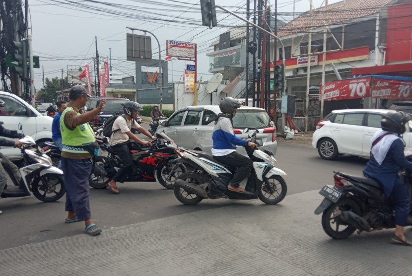 Pengatur lalu lintas yang bisu di pertigaan Jalan Karang Balong, Lebak Bulus, Jakarta Selatan