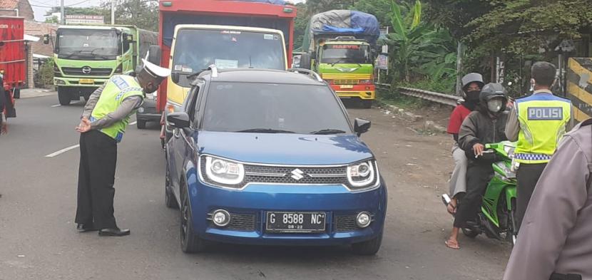 Pengaturan kendaraan dengan menggunakan sistem ganjil genap akan diterapkan di Kota Cirebon mulai Senin, 16 Agustus 2021. Hal itu dilakukan untuk mengurangi mobilitas warga guna mencegah penyebaran Covid-19. 