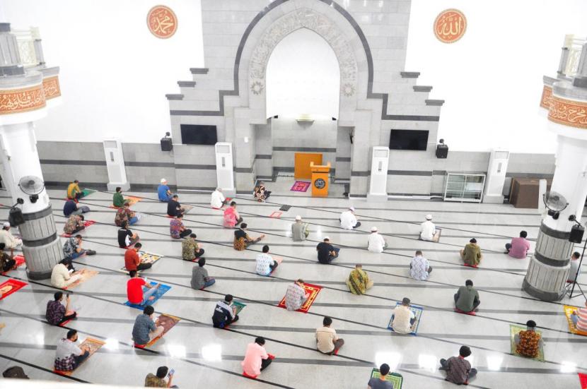 Amaliah Astra Awards untuk Pengelolaan Terbaik Masjid dan Mushala di Lingkungan Perusahaan. Foto:  Pengaturan sholat berjamaah Masjid Astra, Sunter. Jarak antarjamaah diatur berjarak 2 meter.