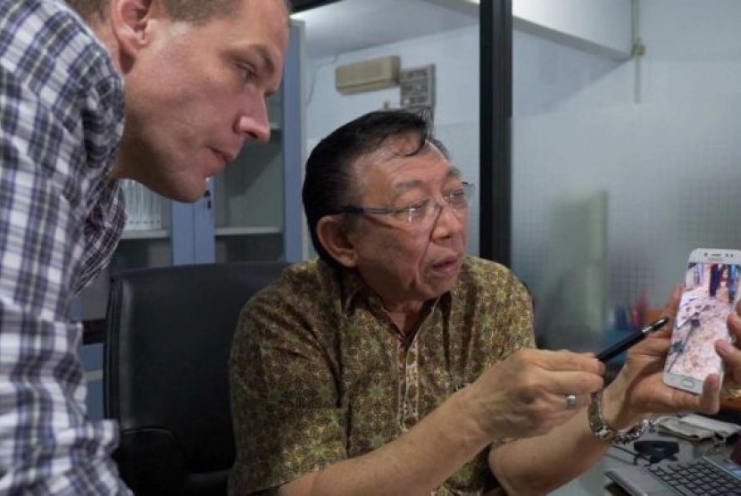 Pengawas bangunan Steffie Tumilar menyiapkan laporan terbatas berdasarkan rekaman CCTV dan inspeksi singkat di lokasi ambrolnya selasar BEI.