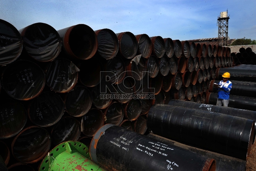 Pengawas melakukan pengeceka stock pipa gas di //stock yard// untuk Proyek Pipa Gas Muara Karang - Muara Tawar milik PT Pertamina Gas, Jumat (5/6). (Republika/Tahta Aidilla)