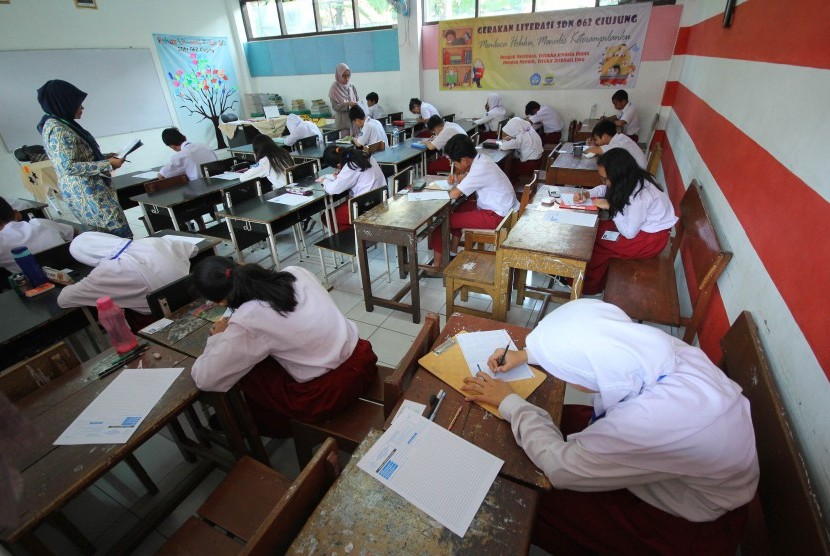 Pengawas membagikan soal saat Ujian Sekolah Berstandar Nasional (USBN), di SDN 062 Ciujung, Jalan Supratman, Kota Bandung, Senin (22/4).