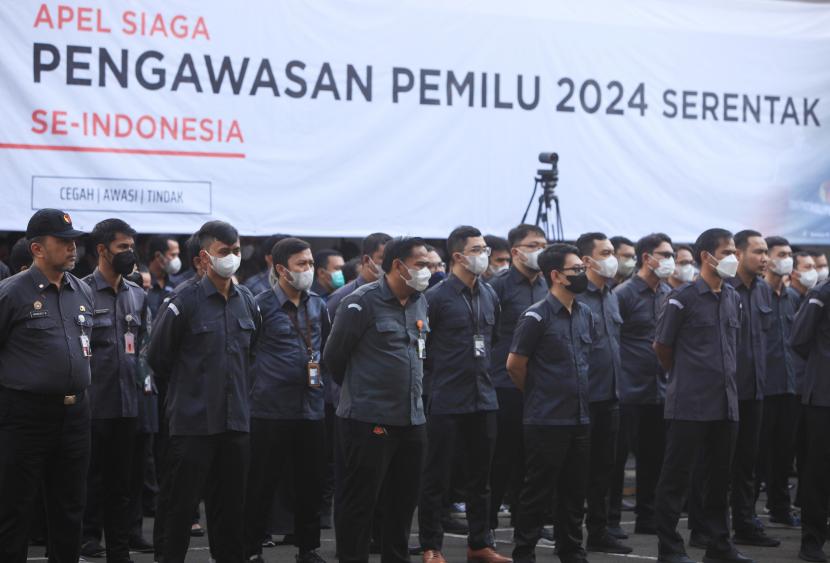 Pengawas Pemilu mengikuti apel siaga pengawasan Pemilu 2024 serentak. 