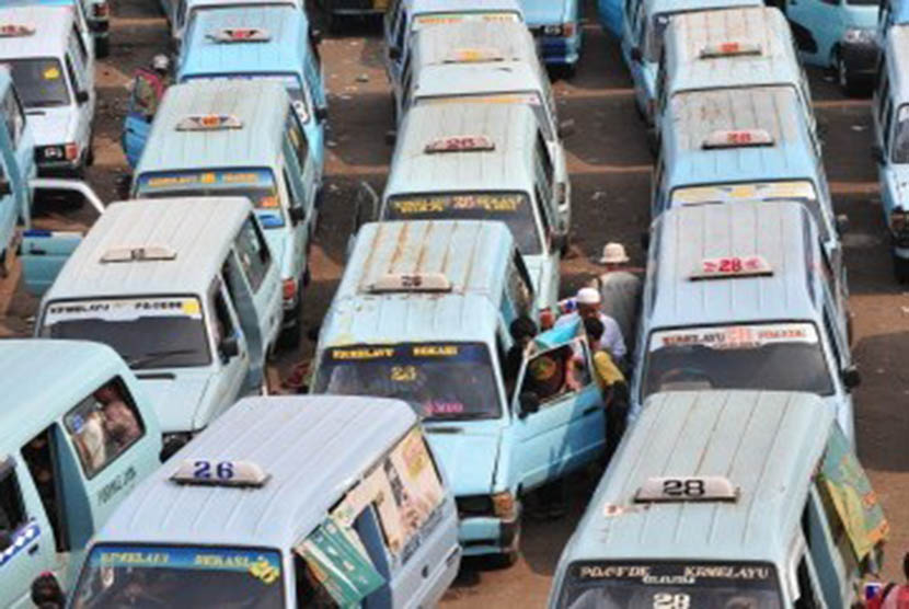 Pengawasan terhadap angkutan umum diperketat. Hal tersebut dilakukan karena maraknya tindak kejahatan yang terjadi di angkutan kota. (Republika/Aditya)